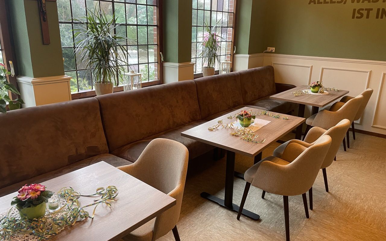 Der renovierte Gastraum des CaféZeit mit Bänken und Tischen