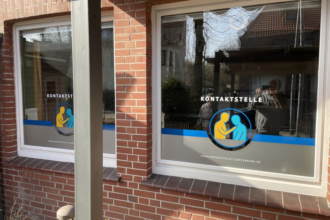 Eingang des Hauses Bethanien mit dem Logo der Kontaktstelle an der Tür