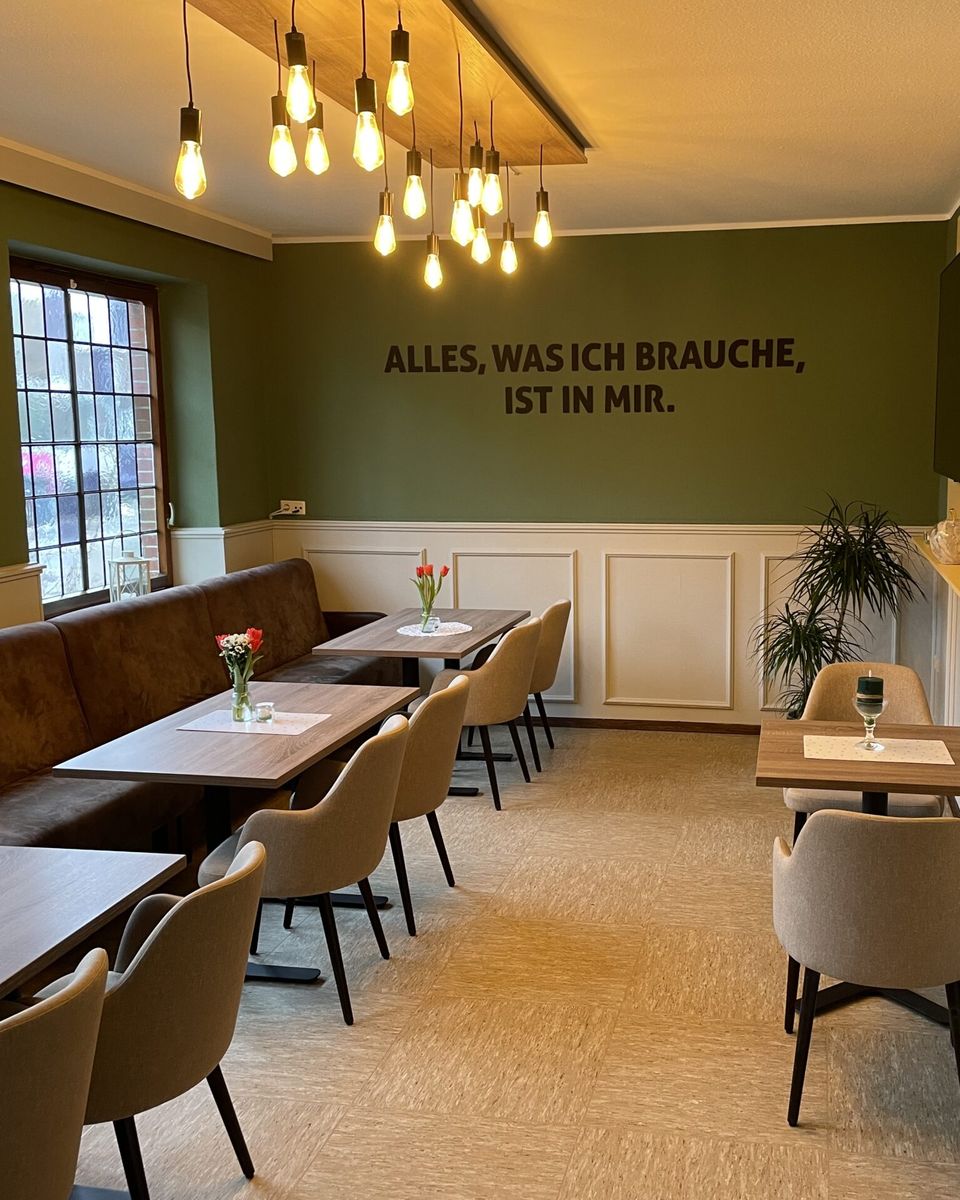 Gedeckter Tisch mit Blumen im CaféZeit